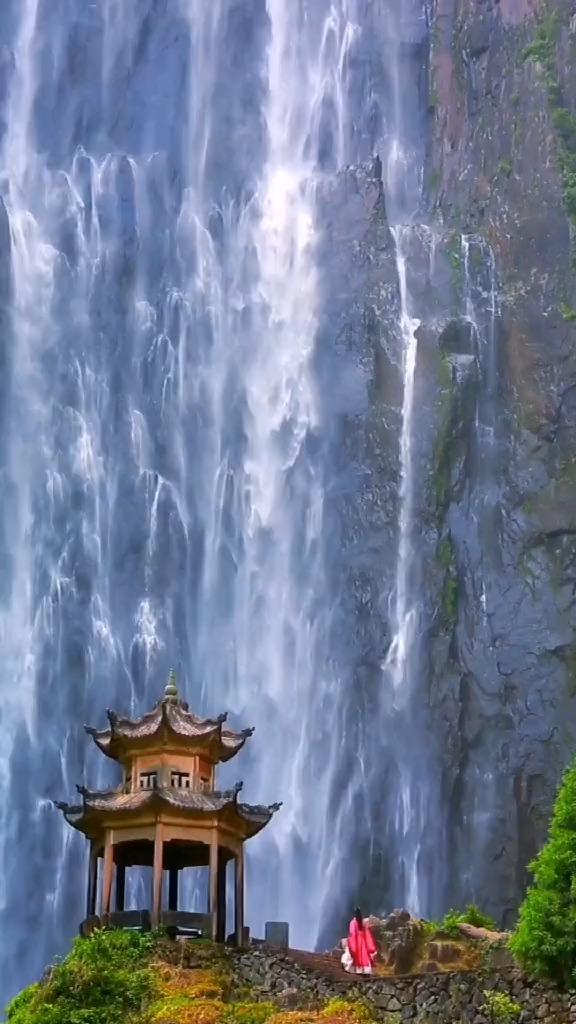 逃离废弃的卡车场